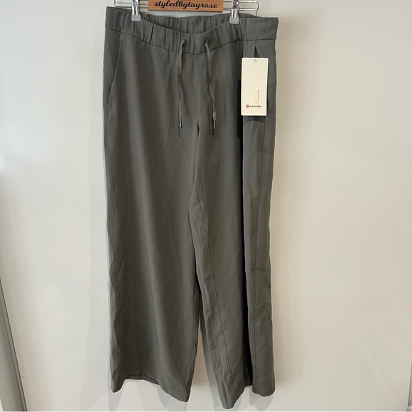 NWT Lululemon On The Fly Pant *Wide Leg Woven 31.5"
Grey Sage - Picture 5 of 12